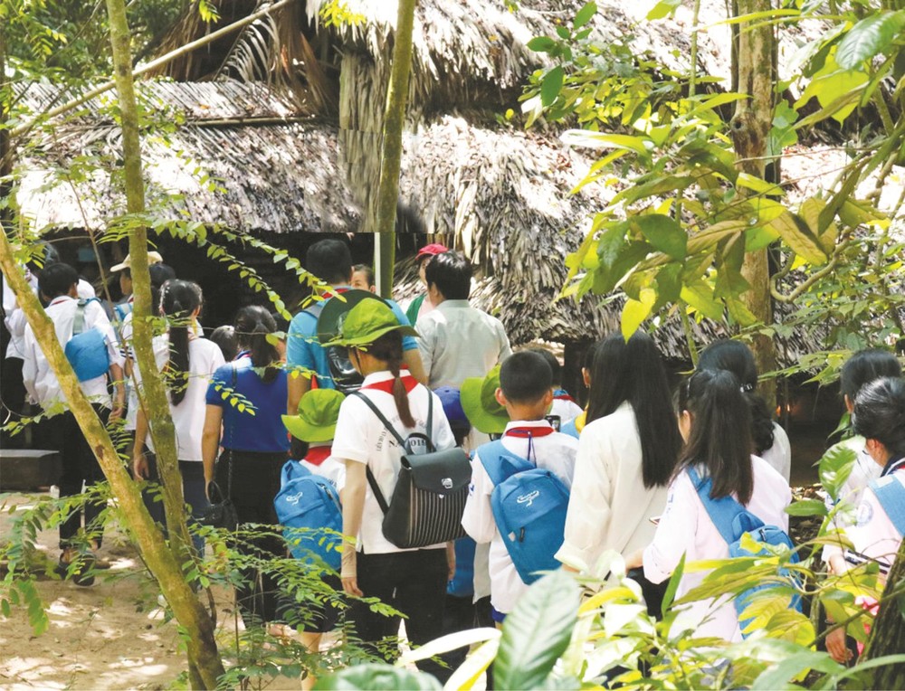 小朋友參觀古芝地道。