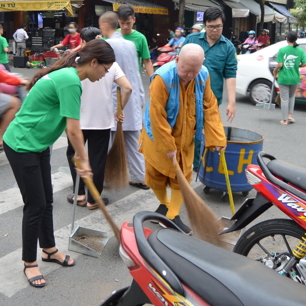 蓮華寺住持釋惟鎮法師參與第七坊清潔街道行動。