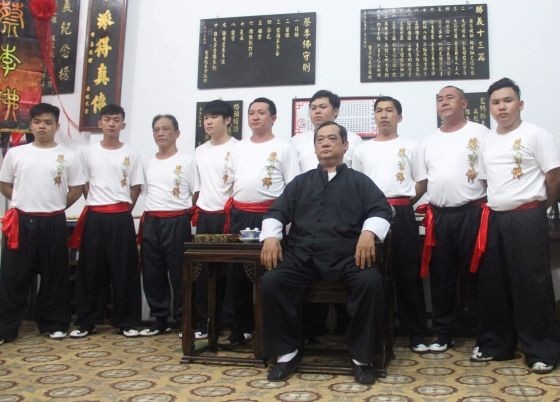 勝義龍獅團員與師傅合照。