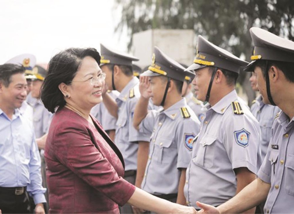 國家副主席鄧氏玉盛同國家主席辦公廳工作團及越南兒童輔助基金會，於昨(2)日上午前往看望並向海軍第四區幹部、戰士和人民贈送禮物。