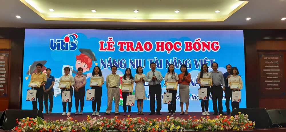 平仙公司總經理尤麗娟向優秀子弟頒發獎學金。