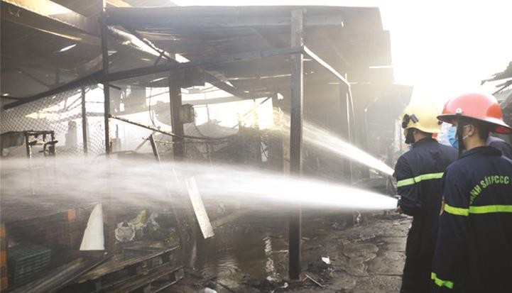 昨(16)日凌晨4時30分許，位於平定省歸仁市光忠坊阮太學街的“加油站”街市發生火警。