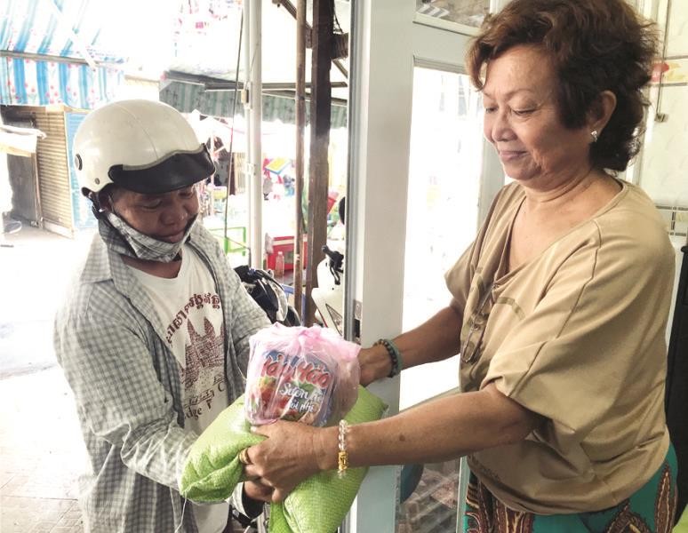 曾瑞芳女士向窮人發送禮物。