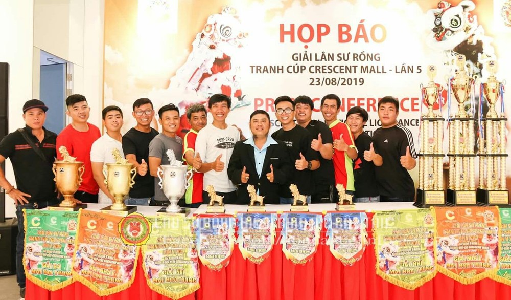 各華人龍獅隊合照。