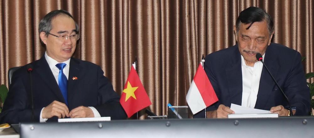 市委書記阮善仁與印尼海洋統籌部長盧胡特交流。