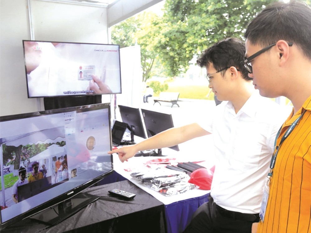 市民參觀人工智能展示。