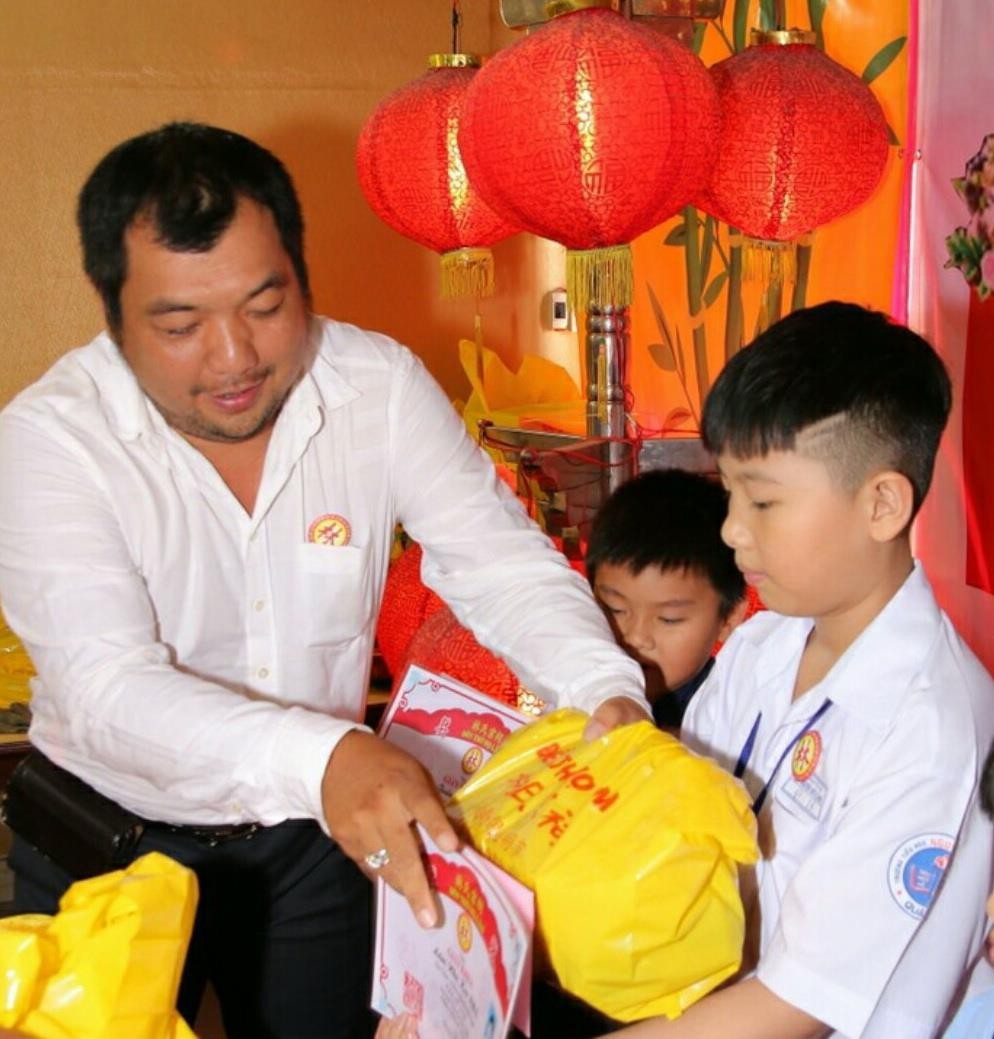 常值副會長林栢財向學生頒發獎學金。