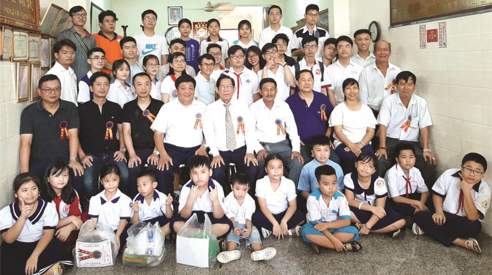 柯蔡大宗祠諸位理事與獲獎優秀子弟合照。