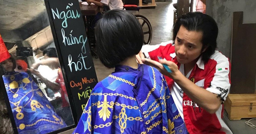 黎俊在歸仁市為某兒童輔助中心的女孩免費理髮。