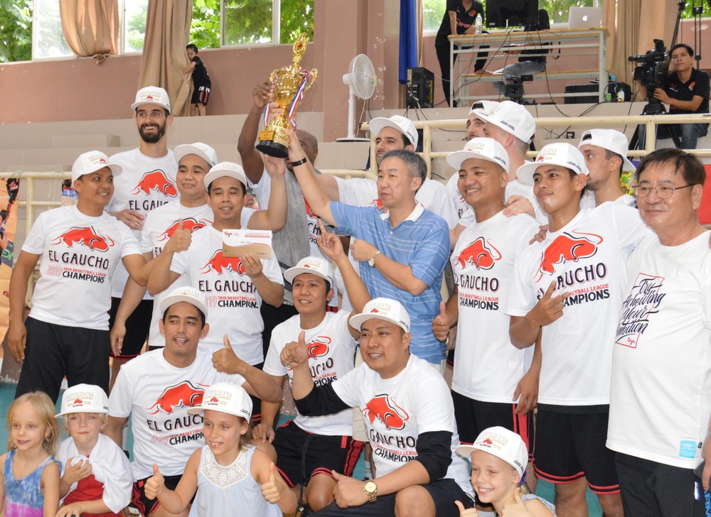 大亞集團領導向冠軍隊頒獎合照。