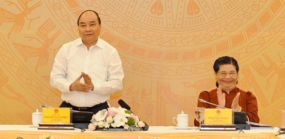 政府總理、黨“十三大籌備”社經小組組長阮春福昨(26)日上午，在河內主持了向黨、國家及越南祖國陣線原領導徵詢文件草案意見會議。