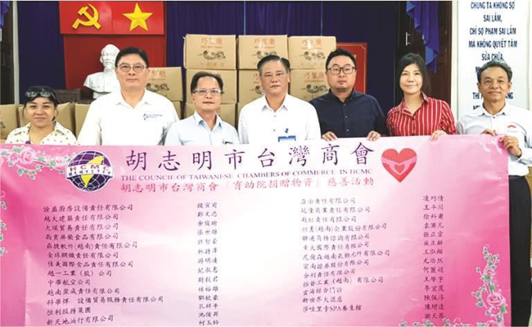 值一年一度中秋節來臨，胡志明市台灣商會會長鄭文忠、秘書長林裕雄及多位台商昨(6)日上午前往看望與贈送禮物給舊邑郡兒童輔育中心殘疾兒童、孤兒。