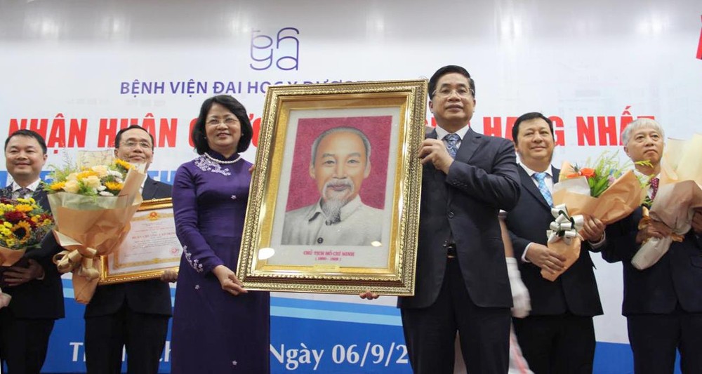 市醫藥大學醫院昨(6)日上午榮獲國家頒授一等勞動勳章。