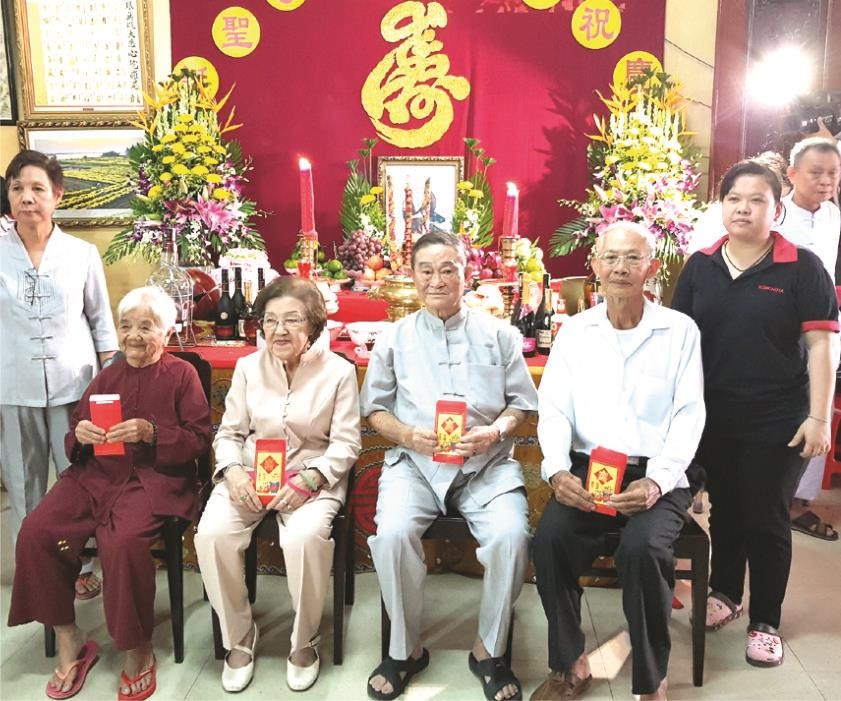 長者們領取祝壽紅包。 