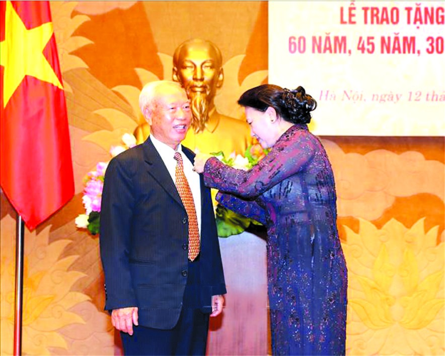 黨中央政治局委員、國會黨團書記、國會主席阮氏金銀，於日前在國會大廈出席了由國會辦公廳機關黨部舉行的60年、45年及30年黨齡紀念章頒授儀式。