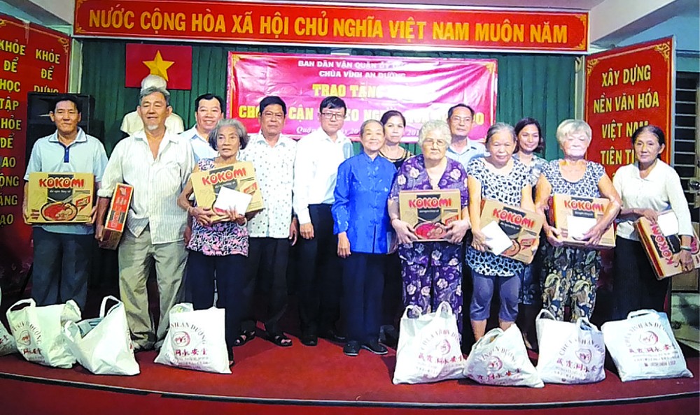 阮北南主任和何金蓮住持等代表贈送禮物予窮人。