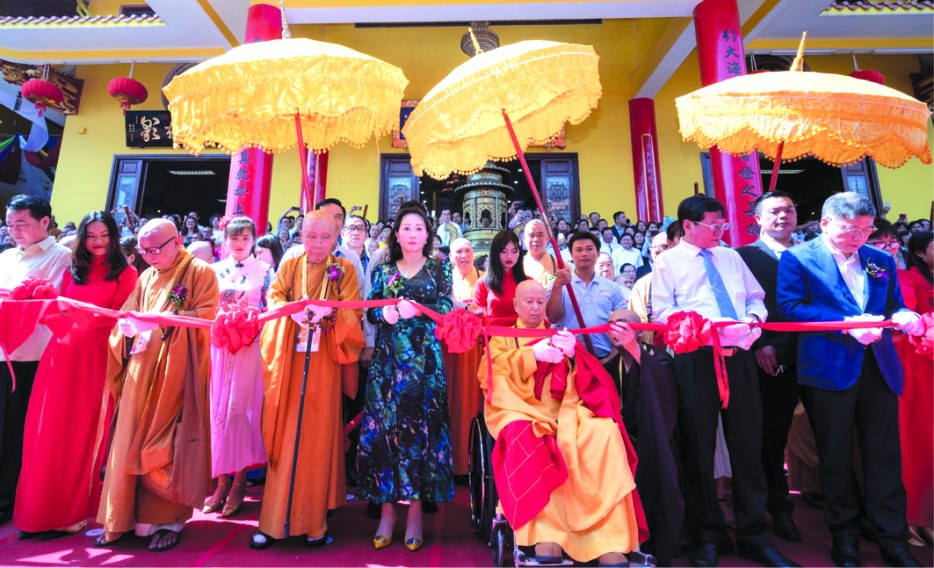 世界佛教華僧會會長淨心長老、朱立基與 張美蘭夫婦和貴賓參加剪綵儀式。