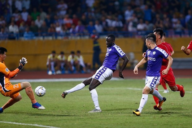 河內FC球員Kebe在第二十八分鐘擺脫對方防守破門。