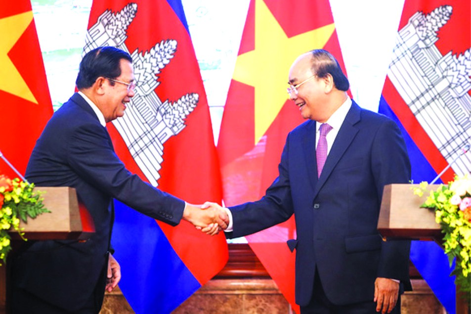 　　阮春福總理和洪森總理在進入會談前進行 握手儀式。