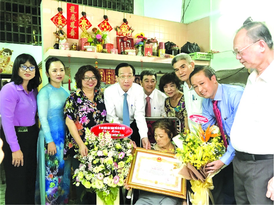 市人委會常務副主席黎清廉(左四)向梁玉燕 轉授“優秀藝人”稱號。