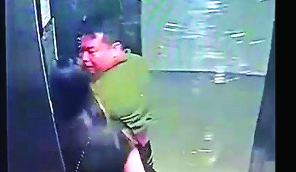 男子在電梯小解引眾怒