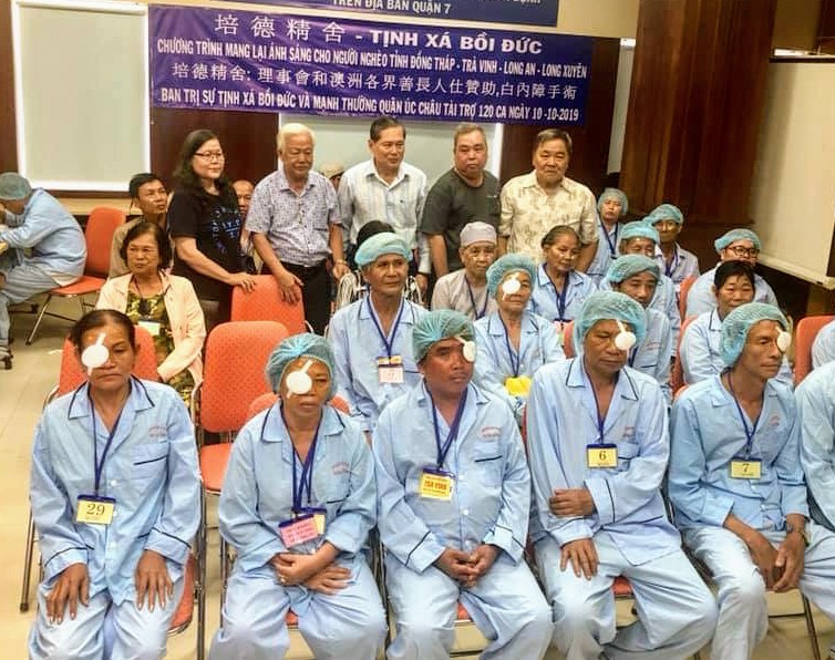 精舍理事會代表與術後病人合攝。