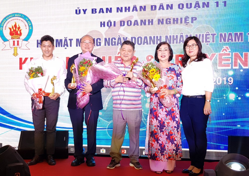 第十一郡領導送花祝賀獲“持久穩固發展” 稱號的企業。