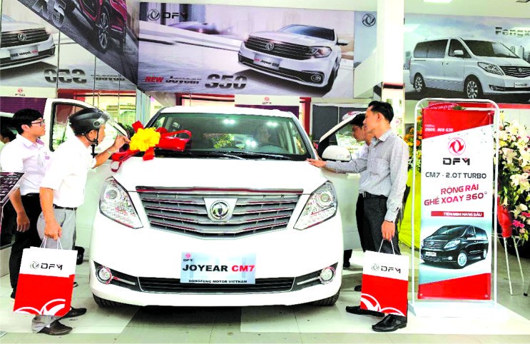 客人參觀東風風行光芳店的汽車。