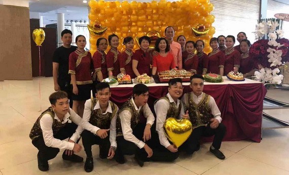 愛華大酒樓總經理關漪鏇（後排左起第七位）與員工慶祝生日。