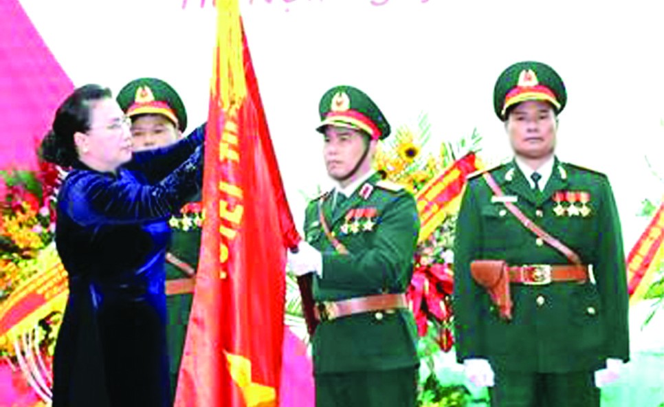 國會主席阮氏金銀莊重地向國防部第二總局在決勝軍旗別上徽章與授予人民武裝力量英雄稱號◆