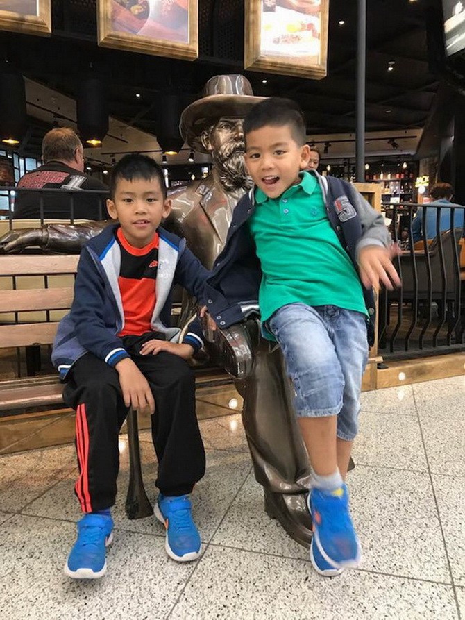 　　德籍越僑的兩名小孩正在離慕尼黑120公里的雷根 斯堡市玩耍。