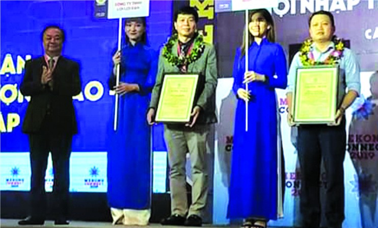 華人企業家陳偉民（左三）獲頒發證書。