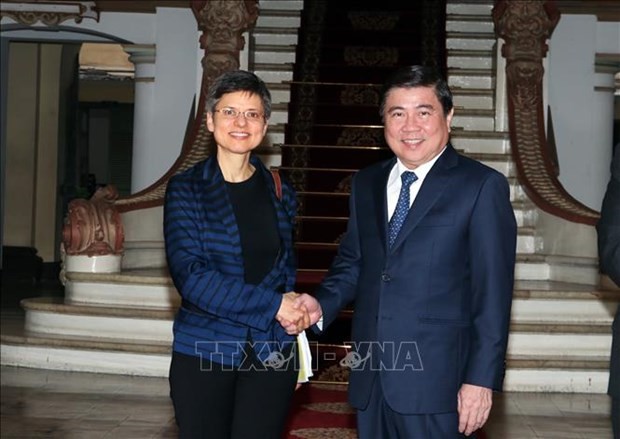 市人委會主席阮成鋒日前接見了比利時安特衛普省省長凱西‧貝爾女士。（圖源：TTXVN） 