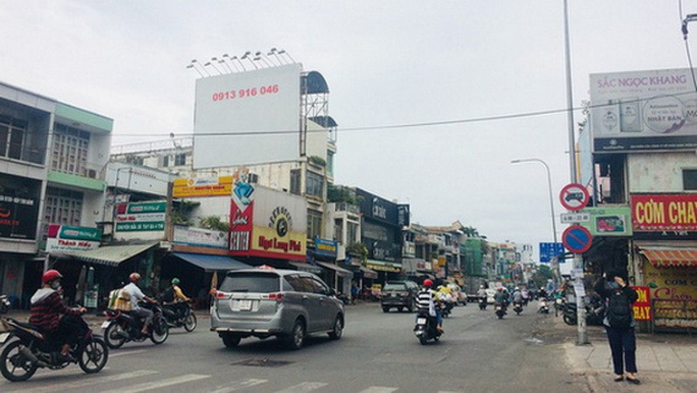 從杭青四岔路口至山橋路段的乂靖蘇維埃街沒有綠樹。