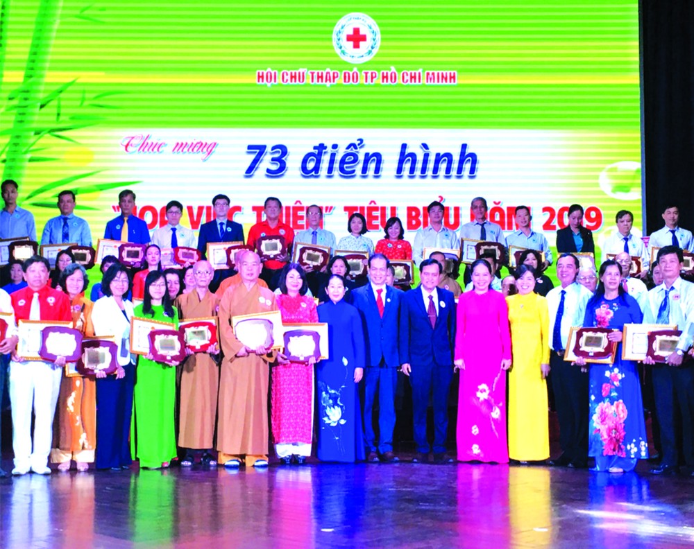 市領導與“慈善之花”合影。