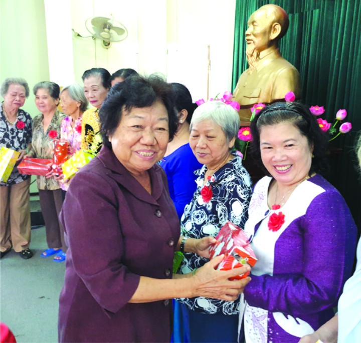 該俱樂部主任李金梅向會員祝壽。