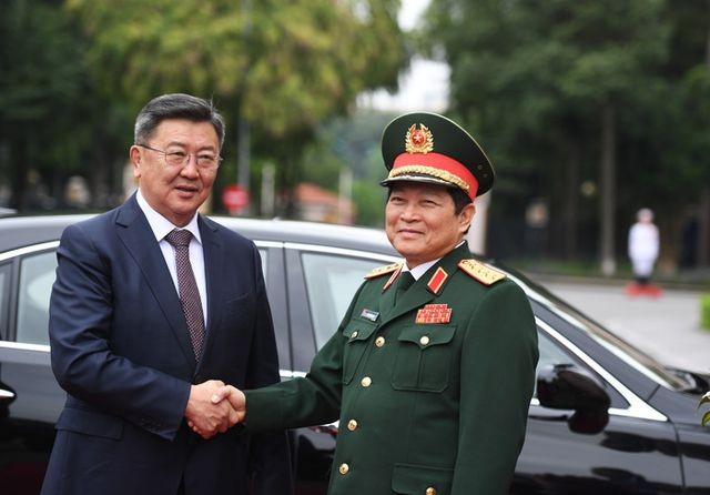 吳春歷大將昨(28)日下午在河內市國防部辦事處主持了歡迎恩赫包勒德部長的正式儀式。