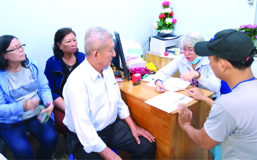 培德精舍理事會給腫瘤醫院貧病者贈送醫藥費。