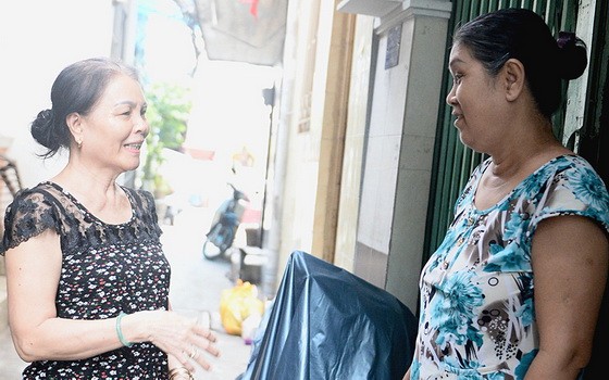 阮氏月組長（左）。