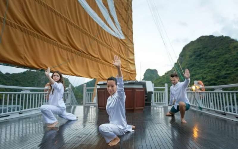 在下龍灣練太極迎黎明