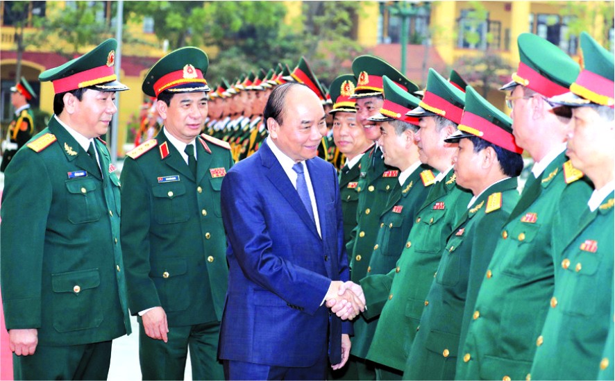 值越南人民軍成立日75週年(1944.12.22-2019.12.22)與全民國防盛會30週年(1989.12.22-2019.12.22)紀念，昨(19)日下午，政府總理阮春福前往看望並與裝甲與坦克兵種舉行會議。