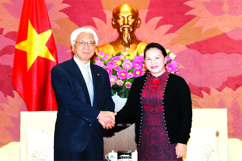 國會主席阮氏金銀昨(19)日下午在國會大廈接見了正在對我國訪問的日本參議院副議長小川敏夫。