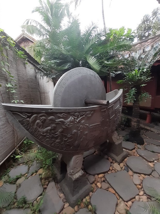 木頭船型輾藥槽。