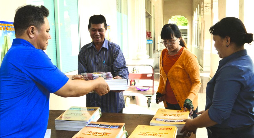 各報販絡繹不絕到來購買春刊。