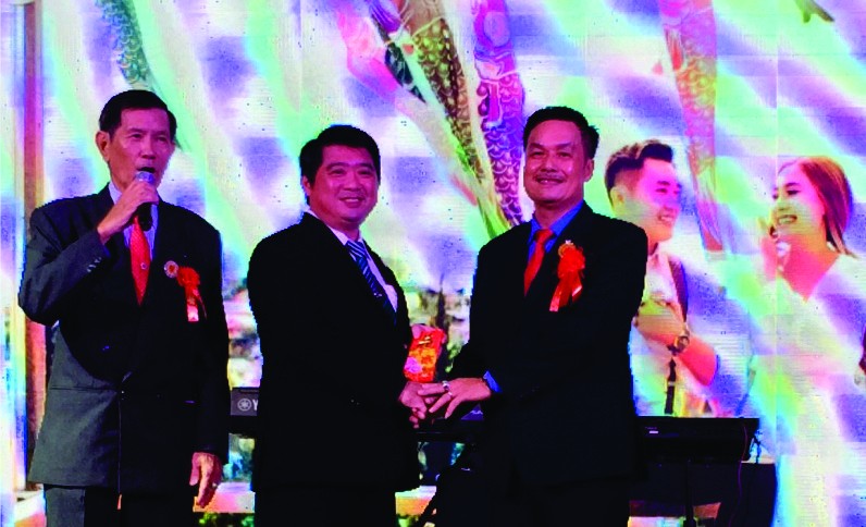 陳昶霖醫師(右一)把重修經費轉交給潁川華文中心代表。