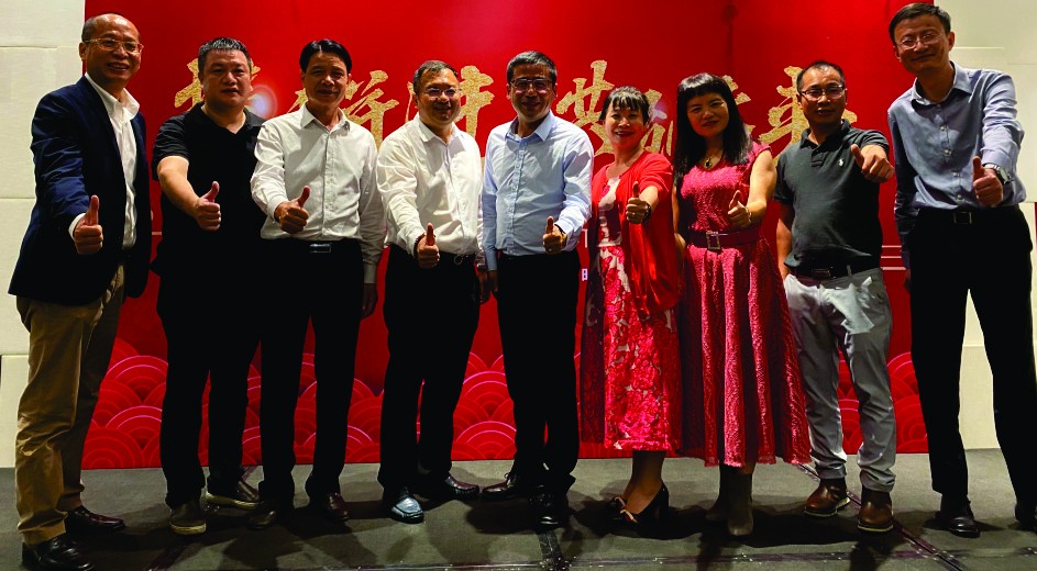 各界賓客祝賀美的在越南取得好業績。