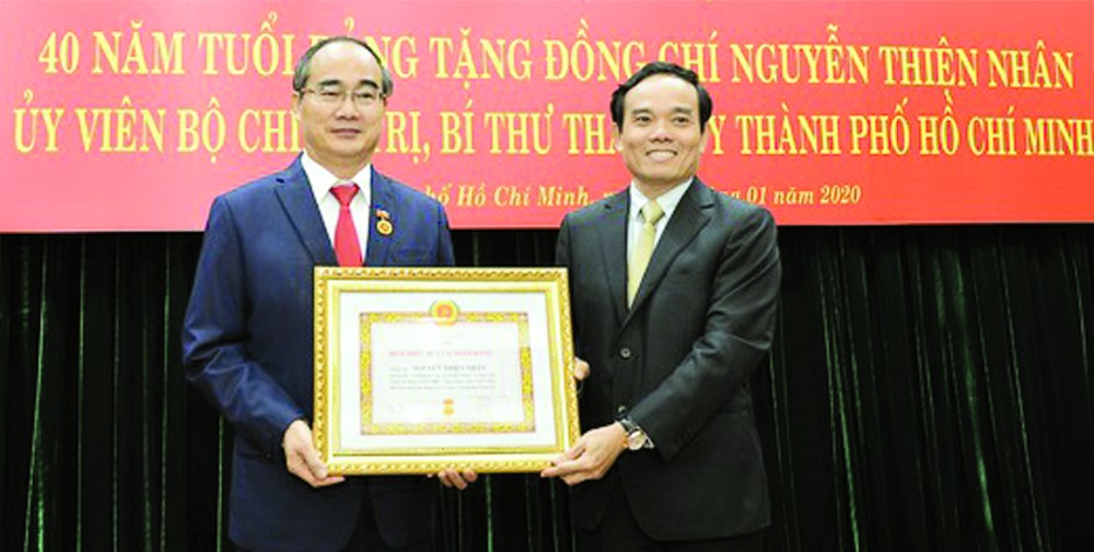 昨(31)日中午，市民-政-黨機關黨部舉行向黨中央政治局委員、市委書記阮善仁頒授40年黨齡紀念章儀式。