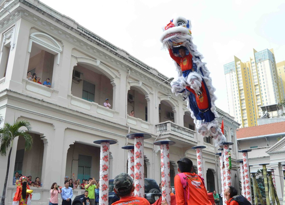 衡英堂龍獅團到本報拜年 ảnh 1