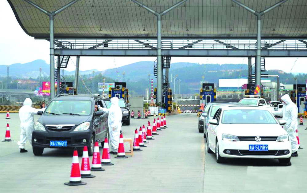 工作人員正在對車輛上的乘客進行體溫檢測，以防控新型冠狀病毒感染的肺炎疫情。