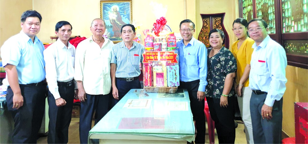 市委民運處主任阮友協(右四)贈送禮物給霞漳會館 及祝賀元宵節。